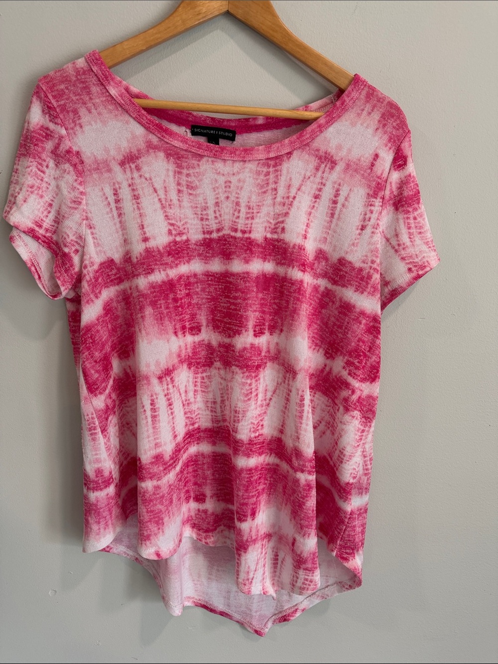 Signature Studio Hot Pink and White Tie-Dye Short Sleeve Top